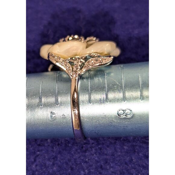 White Pearlescent Petals Rhinestone Center and Petal Ring Size 7.25 - Picture 10 of 10